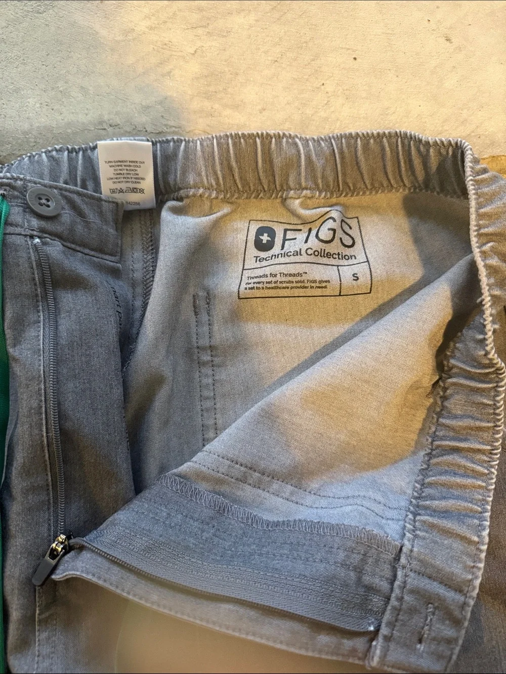 Figs Men's Gray Cargo Scrub Pants with Teal Drawstring Size Small